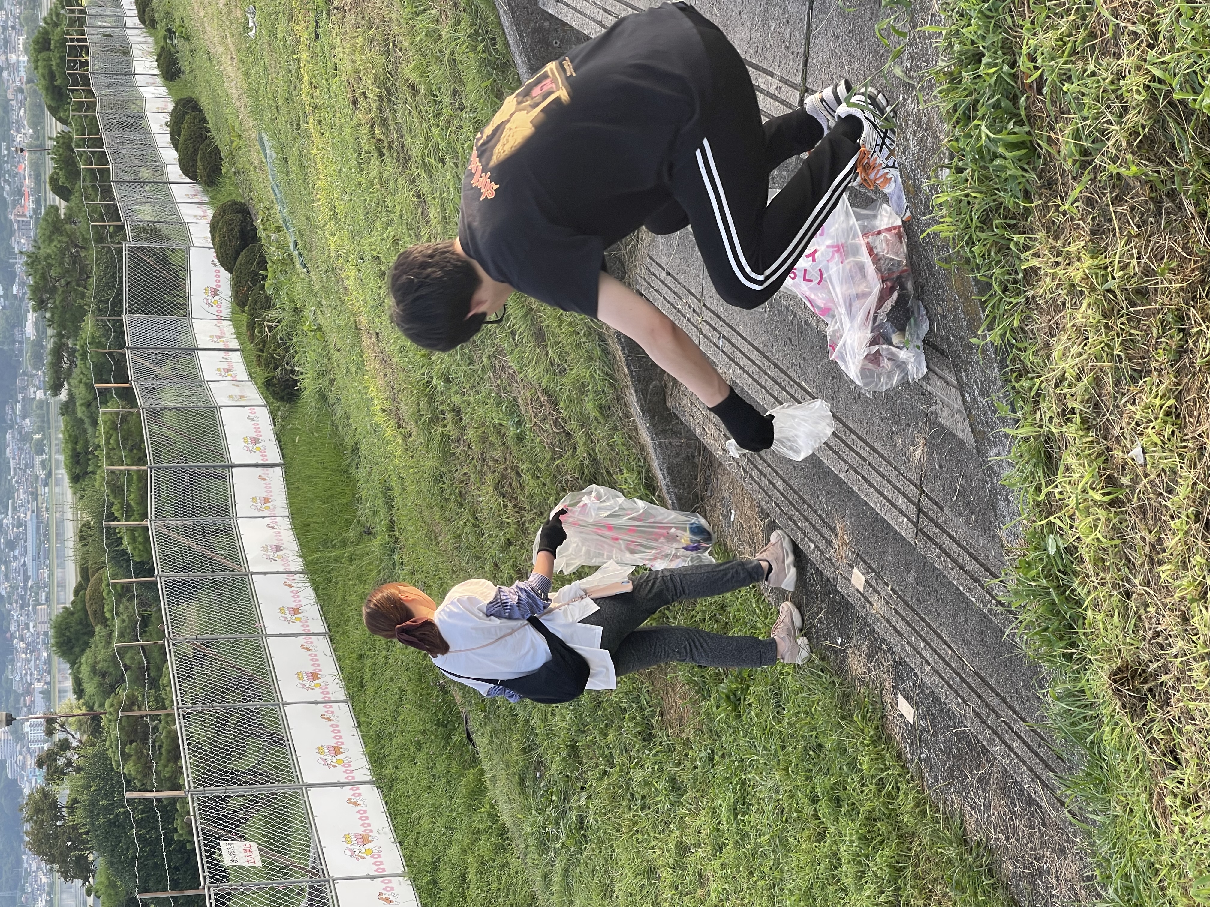 階段付近で清掃する様子(朝の光景)