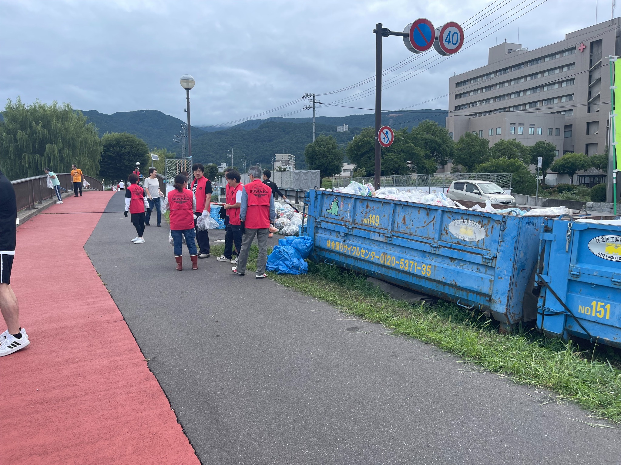 花火大会翌朝の諏訪湖周辺での清掃活動