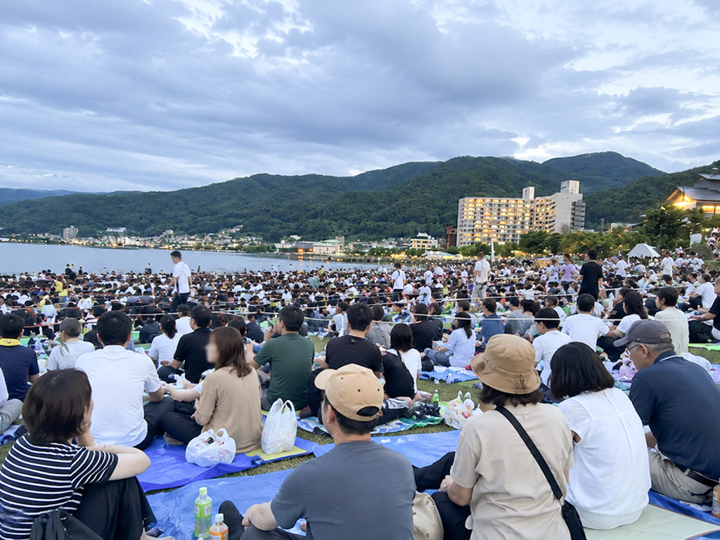 花火大会当日の諏訪湖畔のにぎわい