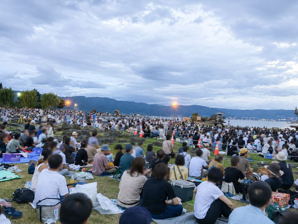 諏訪湖畔に集まる来場者の様子